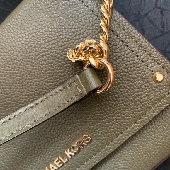 Micheal Kors crossbody bag - gold hardware - Picture 2 of 10